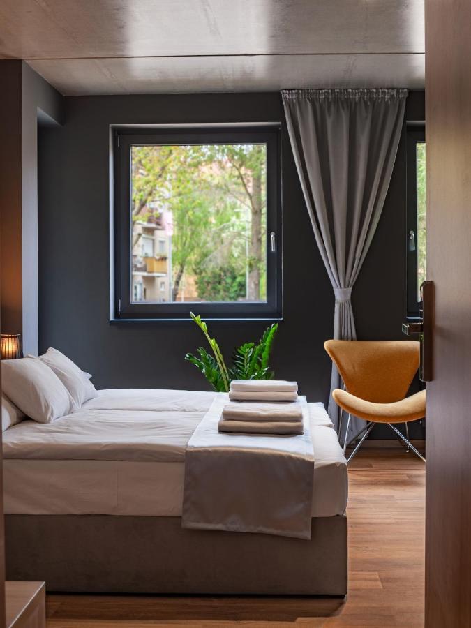 R31 Residence Sarvar Bagian luar foto