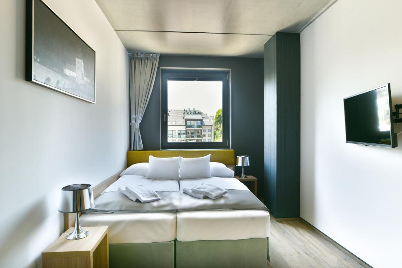 R31 Residence Sarvar Bagian luar foto