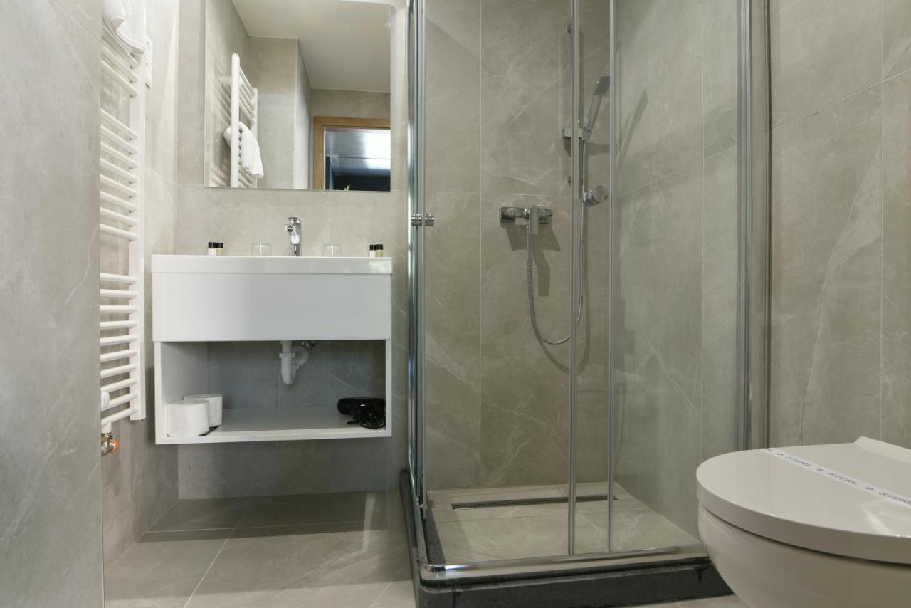 R31 Residence Sarvar Bagian luar foto