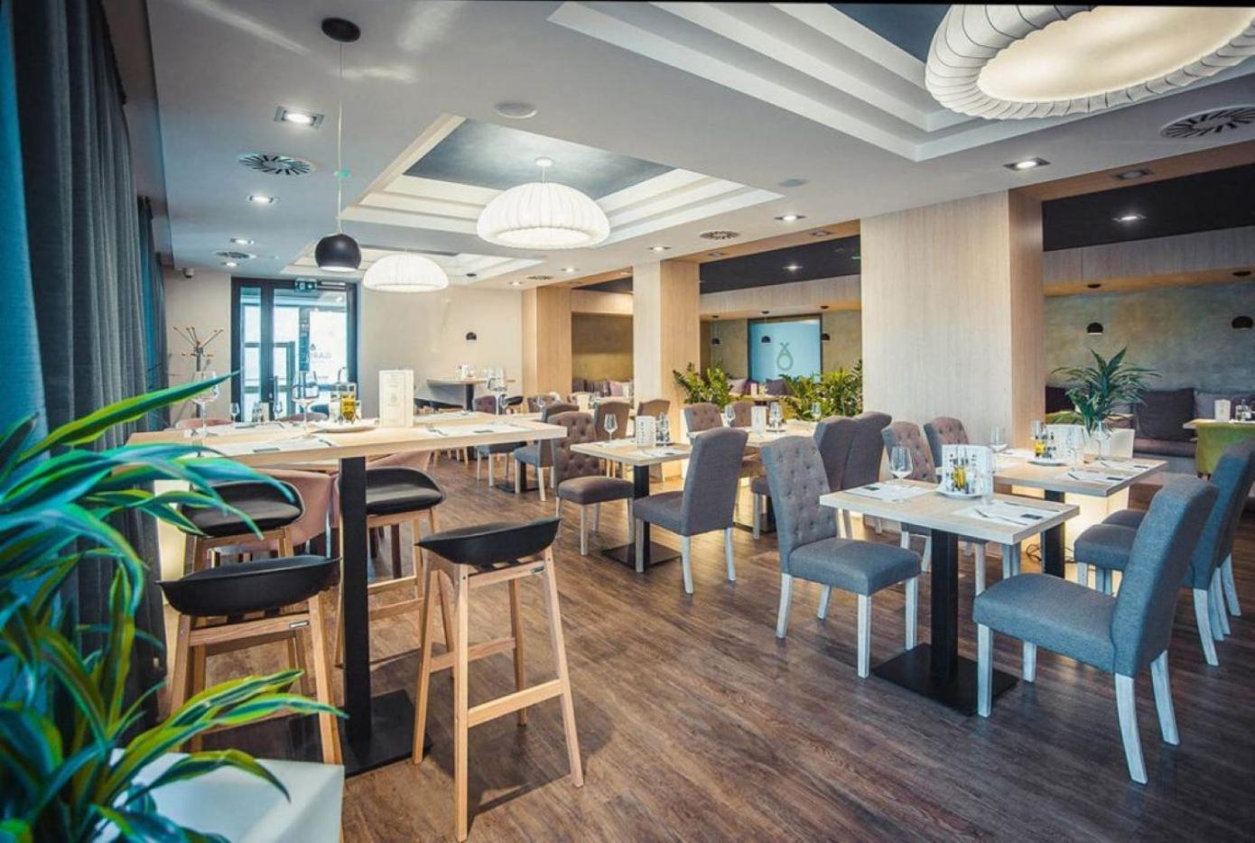R31 Residence Sarvar Bagian luar foto