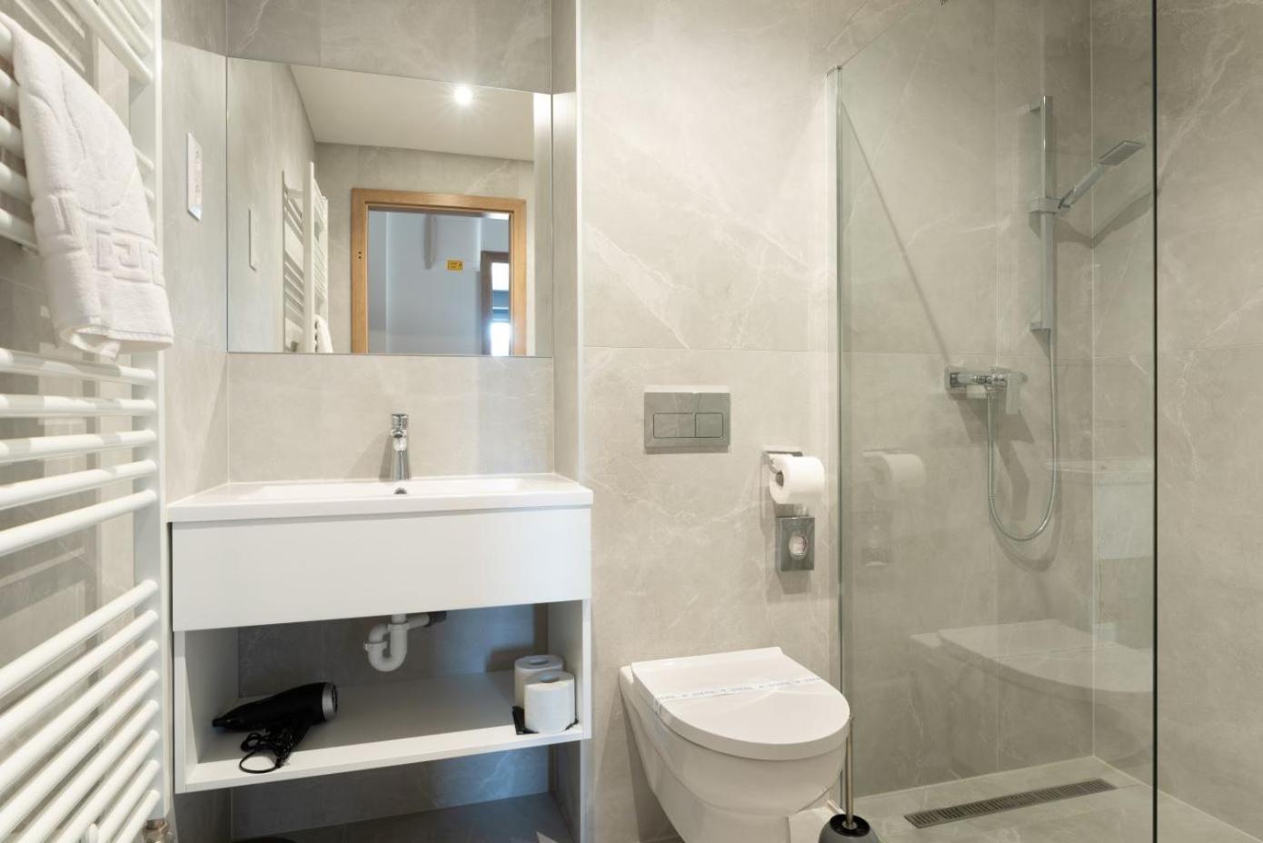 R31 Residence Sarvar Bagian luar foto
