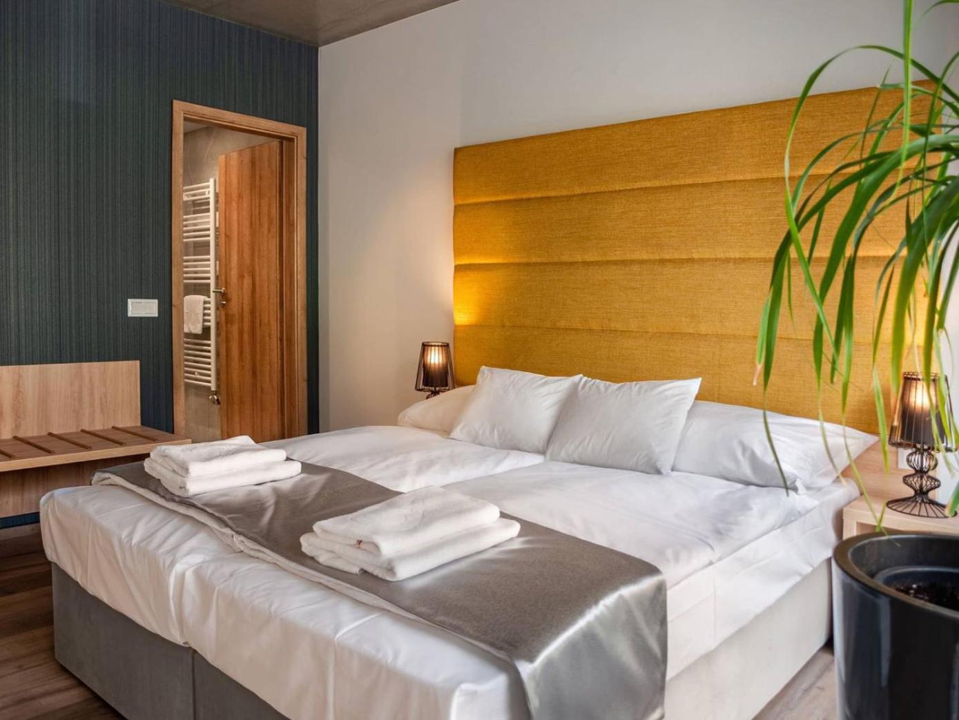 R31 Residence Sarvar Bagian luar foto
