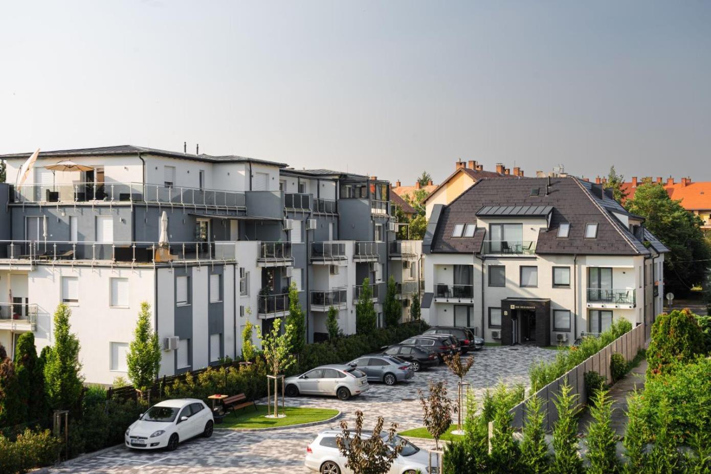 R31 Residence Sarvar Bagian luar foto
