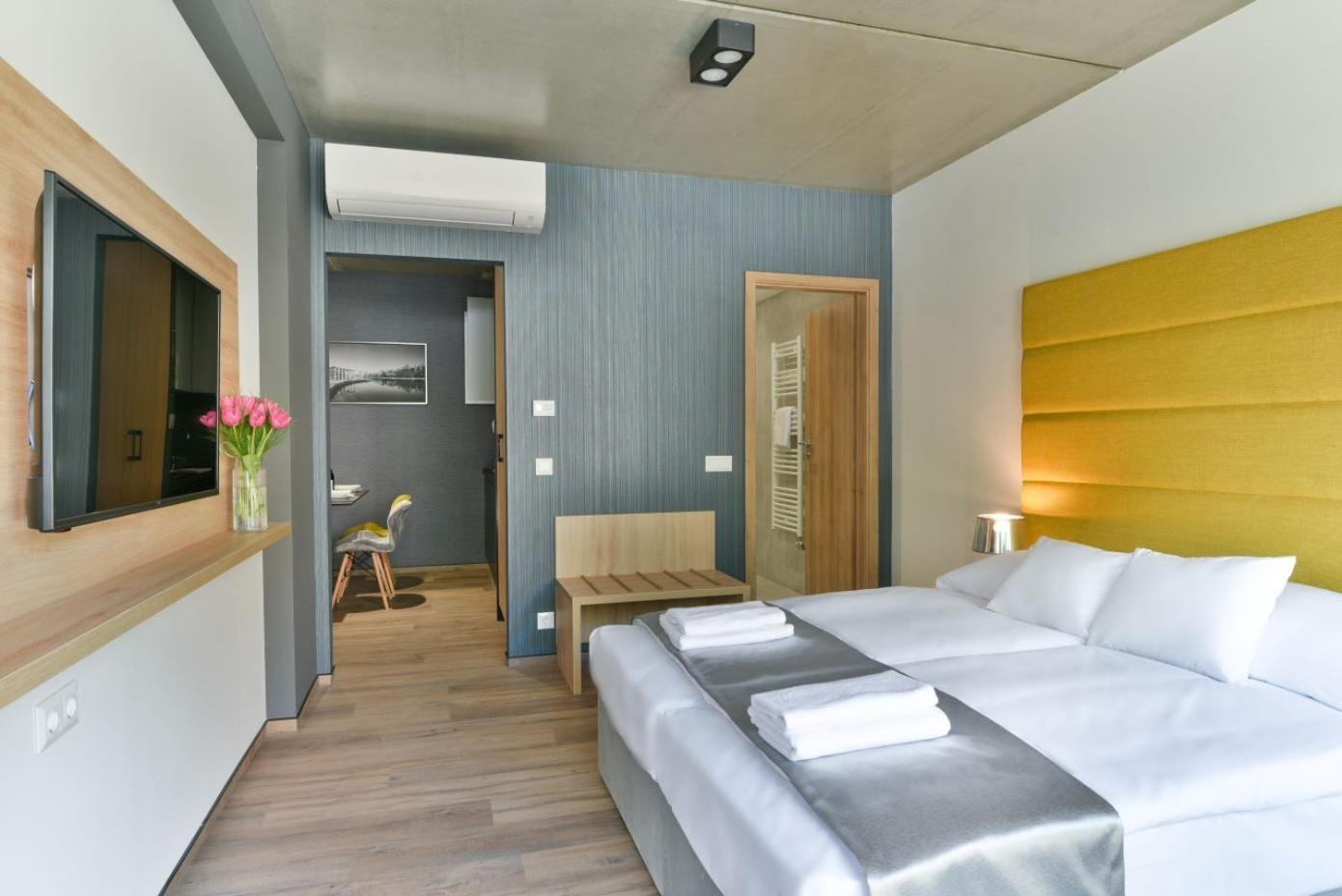 R31 Residence Sarvar Bagian luar foto