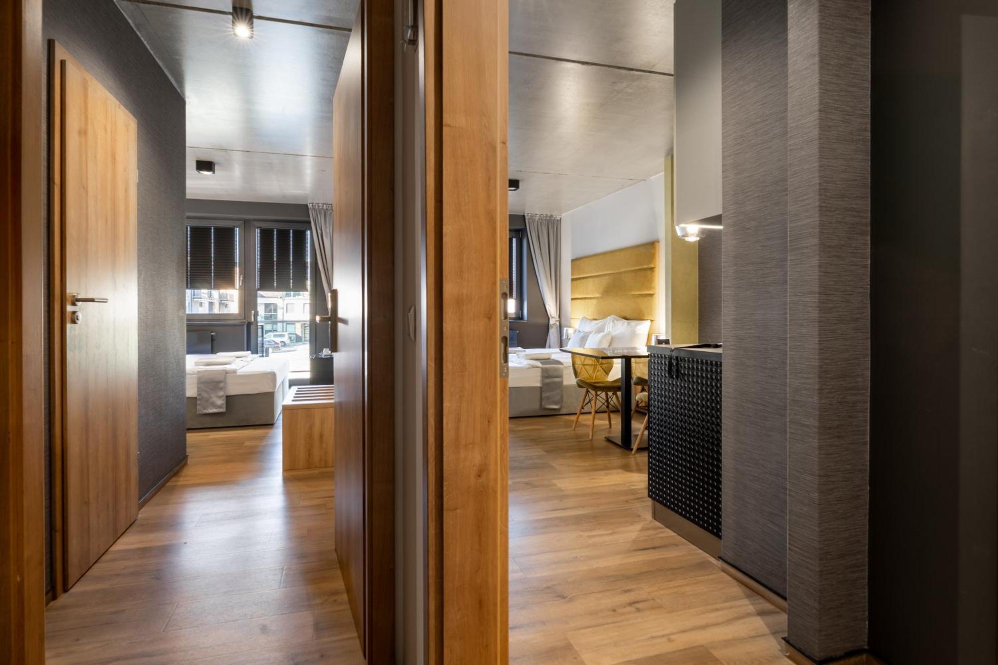 R31 Residence Sarvar Bagian luar foto